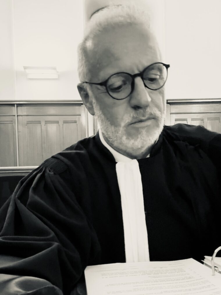 Me Grégoire Rey, avocat, en robe d'audience